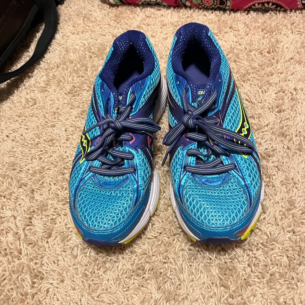 Saucony tennis shoes